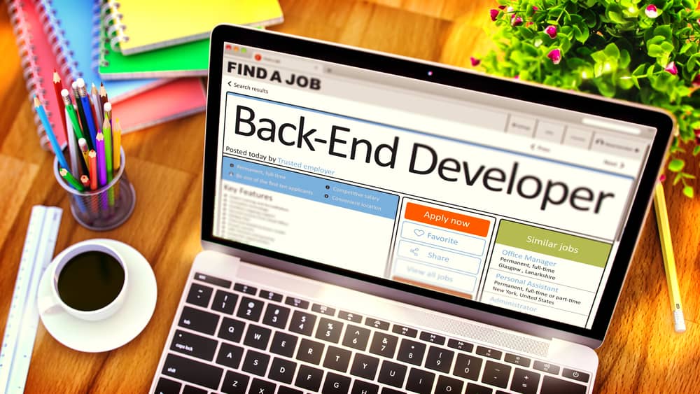 Anuncio de trabajo para desarrollador backend en un portátil. Encuentra tu próxima oportunidad laboral.